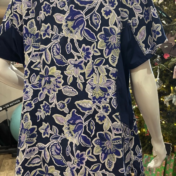 Floral Print Navy Scrub Top - Picture 2 of 2
